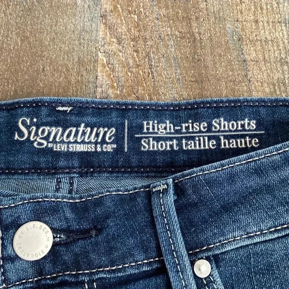 Signature  Levi’s |High -Rise Shorts - Picture 2 of 8
